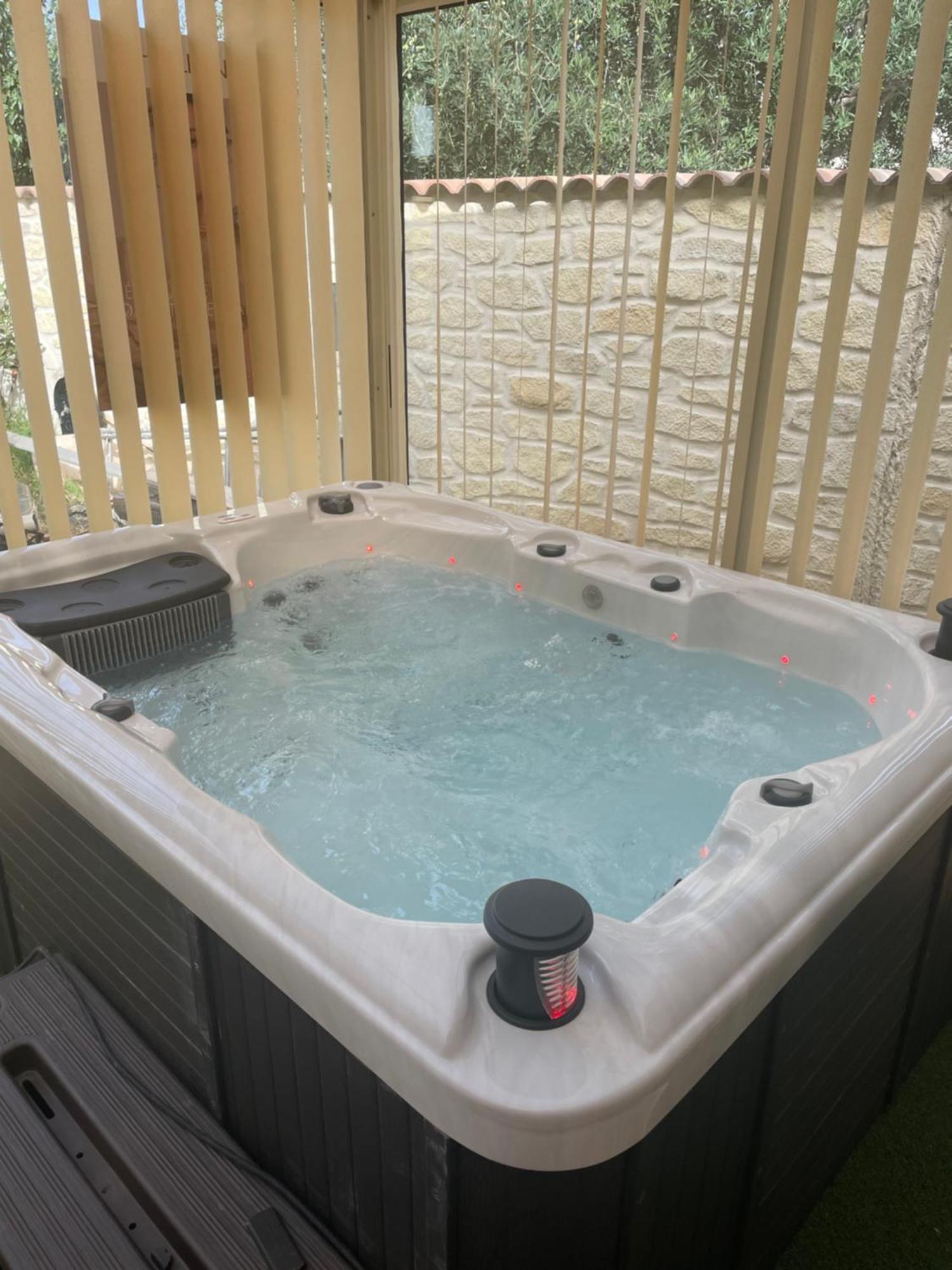 Houdarling Chalet Et Spa Hammam Jacuzzi Et Sauna Nîmes Zewnętrze zdjęcie